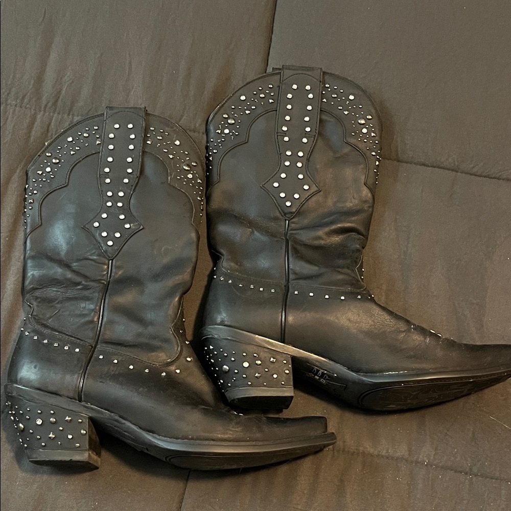Womens Ariat cowgirl boots size 6.5 black with silver/crystal studs hardly worn